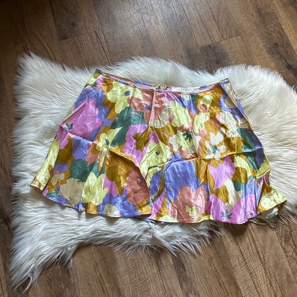 ASTR Dana Mini Skirt In Floral Satin - Picture 4 of 6
